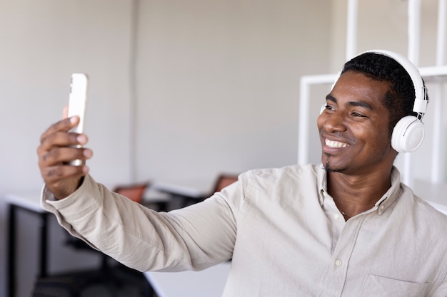 Foto gratuita hombre de tiro medio con smartphone