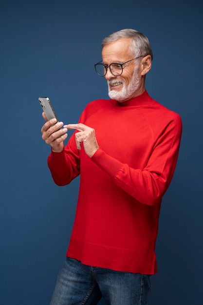 Foto gratuita hombre de tiro medio con smartphone