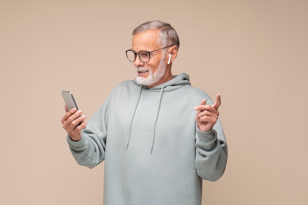 Hombre de tiro medio con smartphone