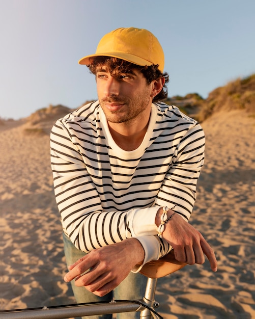 Foto gratuita hombre de tiro medio con sombrero amarillo