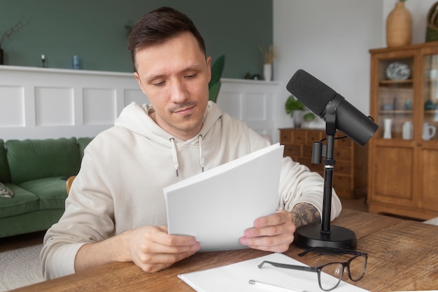 Hombre de tiro medio sosteniendo documentos