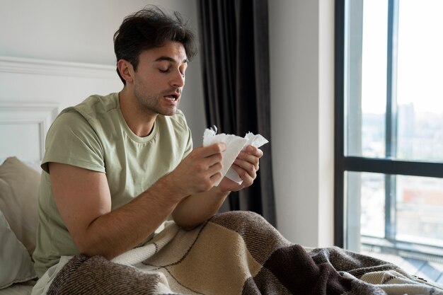 Foto gratuita hombre de tiro medio sosteniendo pañuelos