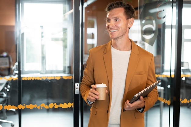 Hombre de tiro medio sosteniendo la taza de café