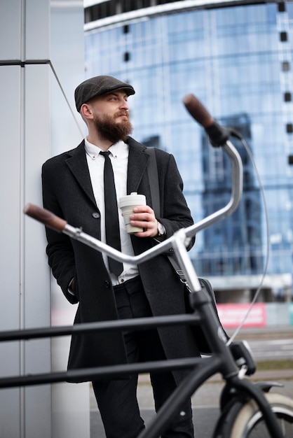 Hombre de tiro medio sosteniendo la taza de café