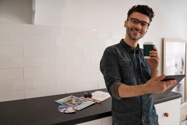 Hombre de tiro medio sosteniendo la taza de café