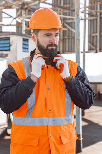 Foto gratuita hombre de tiro medio sujetando auriculares