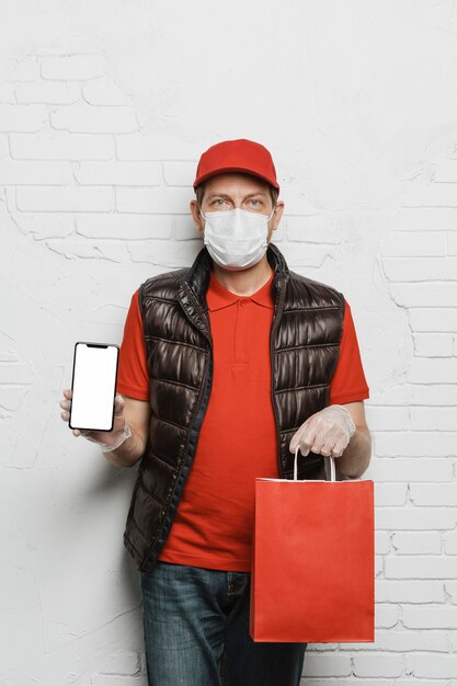 Foto gratuita hombre de tiro medio sujetando el bolso y el teléfono