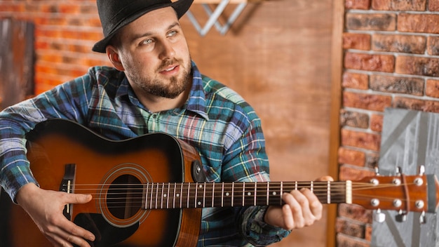 Hombre de tiro medio sujetando la guitarra