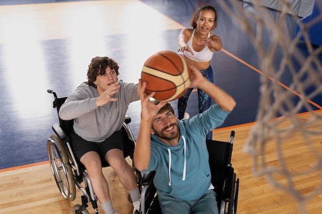 Hombre de tiro medio sujetando la pelota de baloncesto