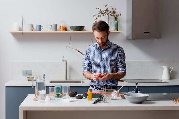 Hombre de tiro medio sujetando vegetales