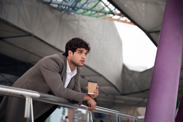 Hombre de tiro medio con taza de café