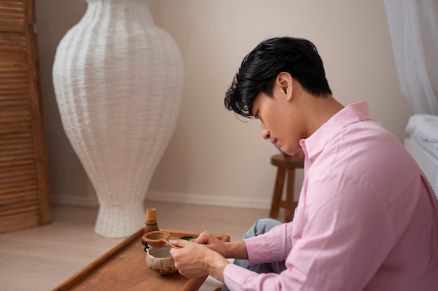 Foto gratuita hombre de tiro medio con té matcha