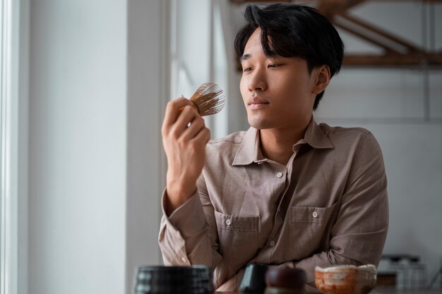 Foto gratuita hombre de tiro medio con té matcha