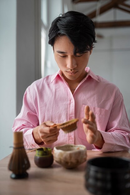 Foto gratuita hombre de tiro medio con té matcha