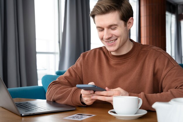 Hombre de tiro medio con teléfono inteligente