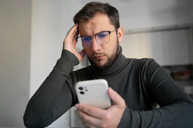 Hombre de tiro medio con teléfono inteligente