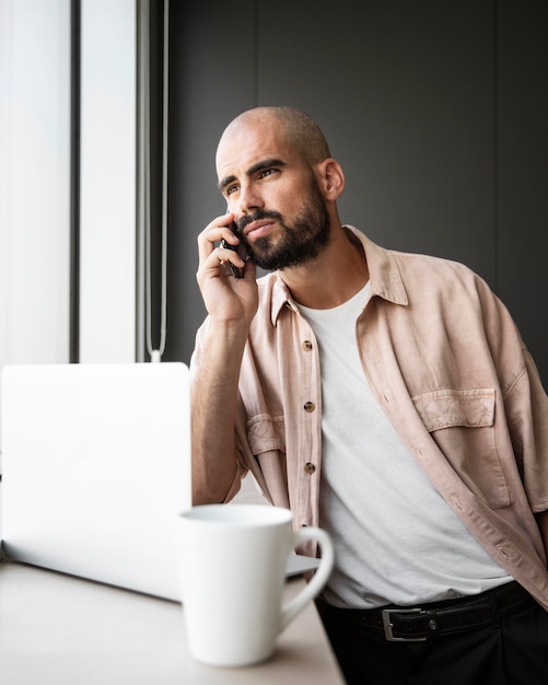 Hombre de tiro medio con teléfono