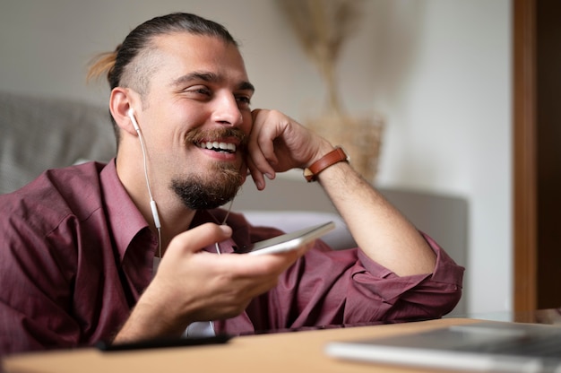 Foto gratuita hombre de tiro medio con teléfono