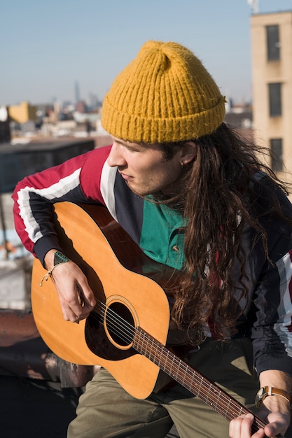 Foto gratuita hombre de tiro medio tocando la guitarra