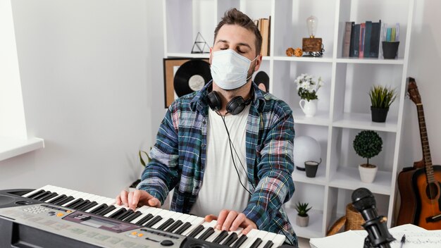 Hombre de tiro medio tocando un instrumento