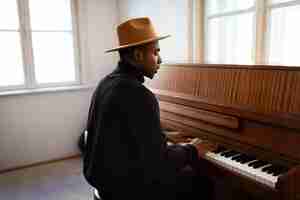 Foto gratuita hombre de tiro medio tocando el piano