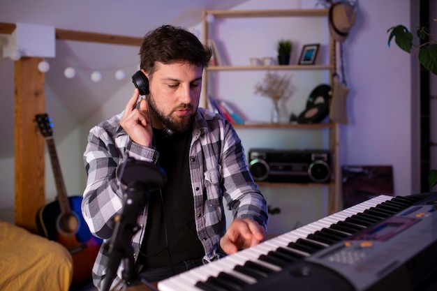 Hombre de tiro medio tocando el piano