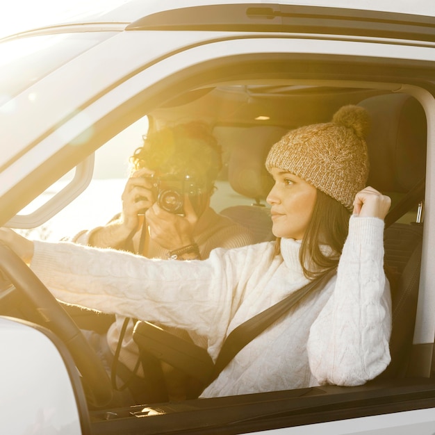 Foto gratuita hombre de tiro medio tomando fotos de mujer