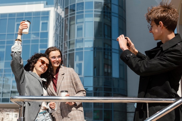 Foto gratuita hombre de tiro medio tomando fotos