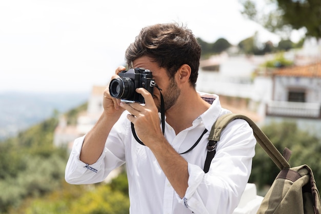 Hombre de tiro medio tomando fotos