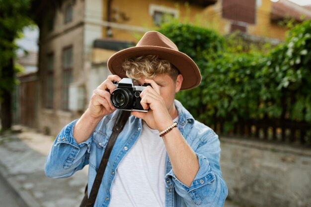 Hombre de tiro medio tomando fotos