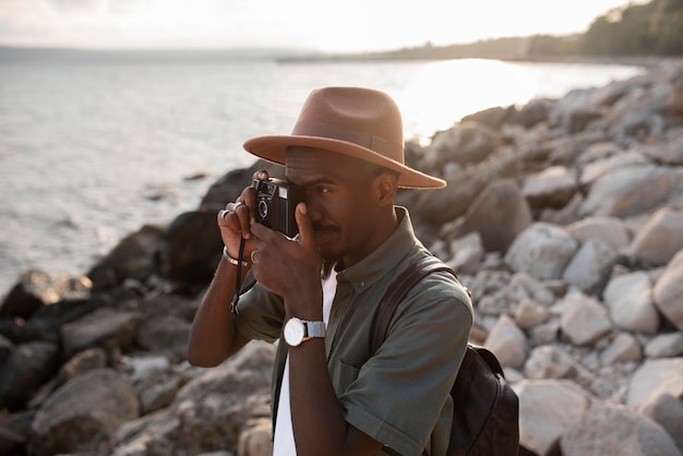 Foto gratuita hombre de tiro medio tomando fotos