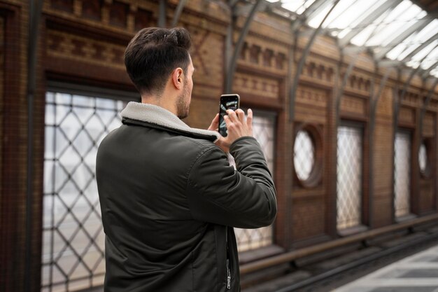 Hombre de tiro medio tomando fotos