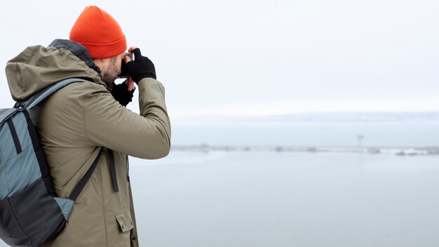 Hombre de tiro medio tomando fotos