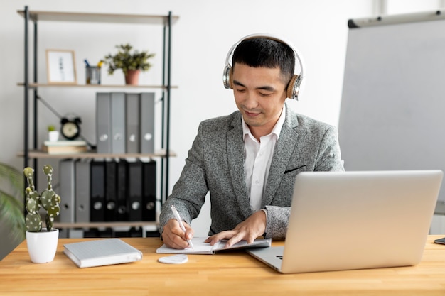 Hombre de tiro medio tomando notas