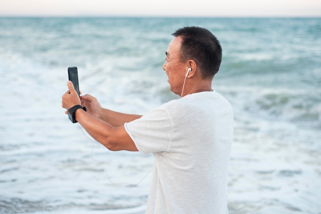 Hombre de tiro medio tomando selfie