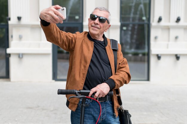 Hombre de tiro medio tomando selfie