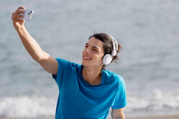 Foto gratuita hombre de tiro medio tomando selfie