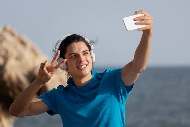 Hombre de tiro medio tomando selfie