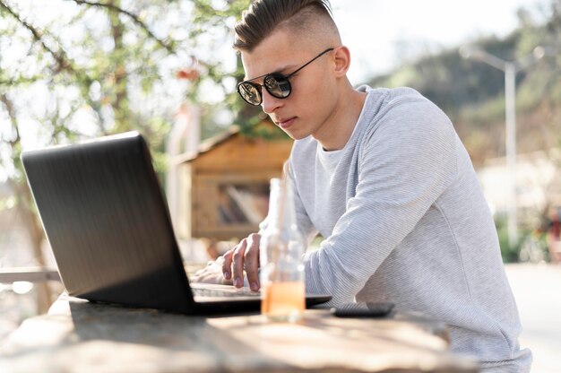 Hombre de tiro medio trabajando al aire libre