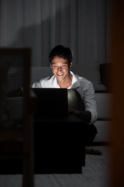 Hombre de tiro medio trabajando desde casa por la noche