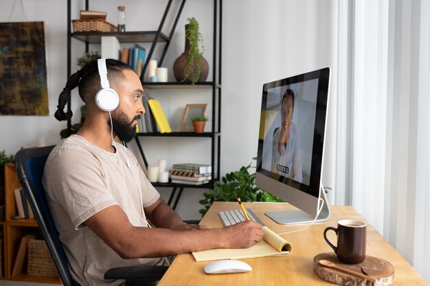 Hombre de tiro medio trabajando desde casa