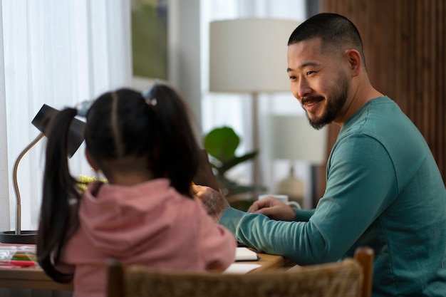 Foto gratuita hombre de tiro medio trabajando desde casa