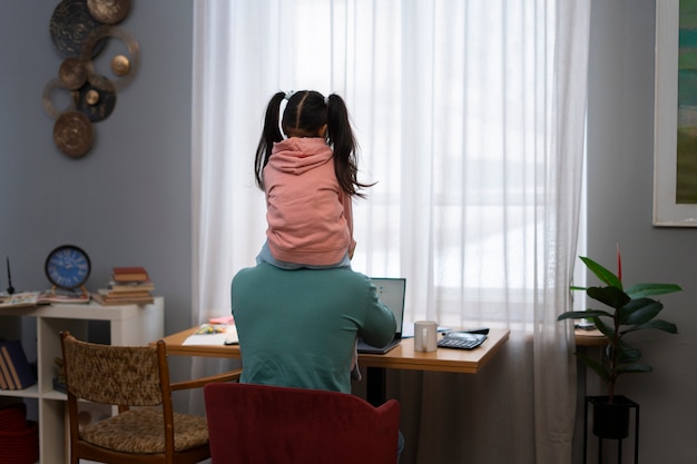 Hombre de tiro medio trabajando desde casa