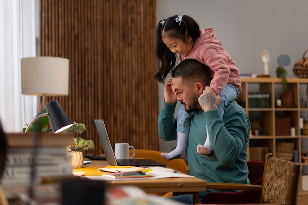 Hombre de tiro medio trabajando desde casa