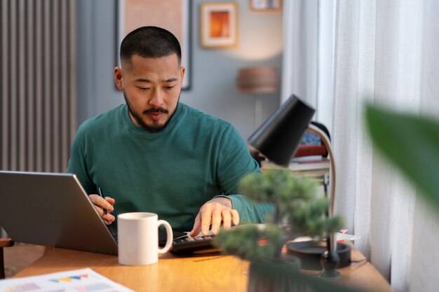 Hombre de tiro medio trabajando desde casa