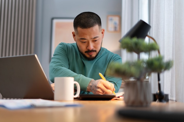 Foto gratuita hombre de tiro medio trabajando desde casa