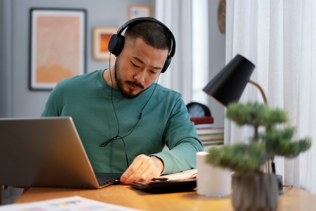 Hombre de tiro medio trabajando desde casa