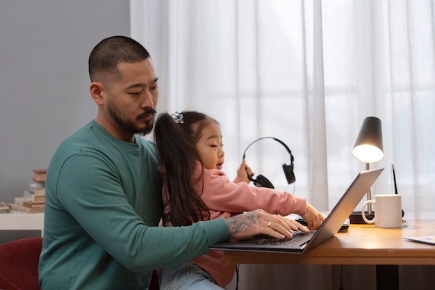 Foto gratuita hombre de tiro medio trabajando desde casa