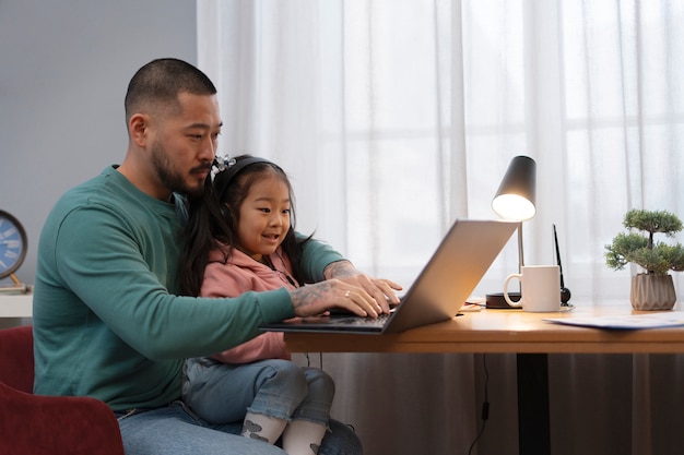 Hombre de tiro medio trabajando desde casa