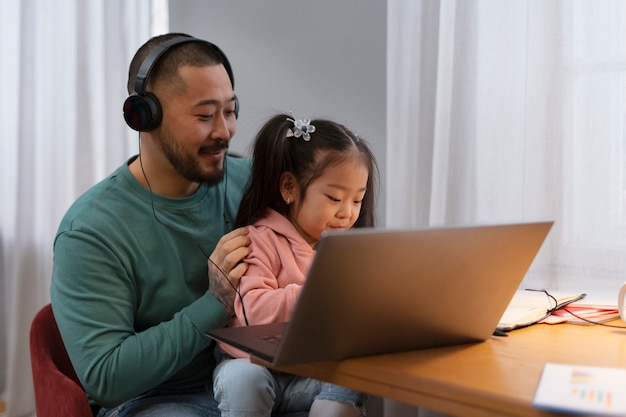 Hombre de tiro medio trabajando desde casa